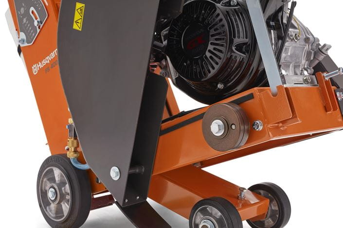 The bottom view of the wheels and suspension FS400LV 11.7HP 20″ HONDA